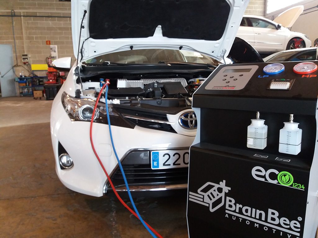 Vehículo en mantenimiento en el taller de Automóviles Manolo